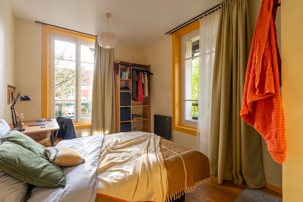 cohabs-house-campagne29-05533-coliving-paris-staged-bedroom-lifestyle-interiordesign-hidden